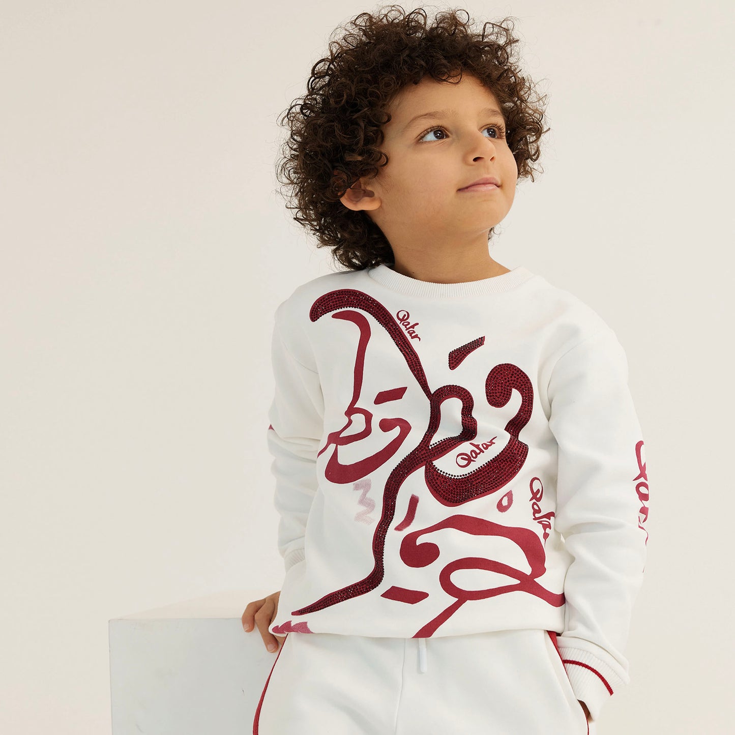 توب وبنطلون كريمي قطر